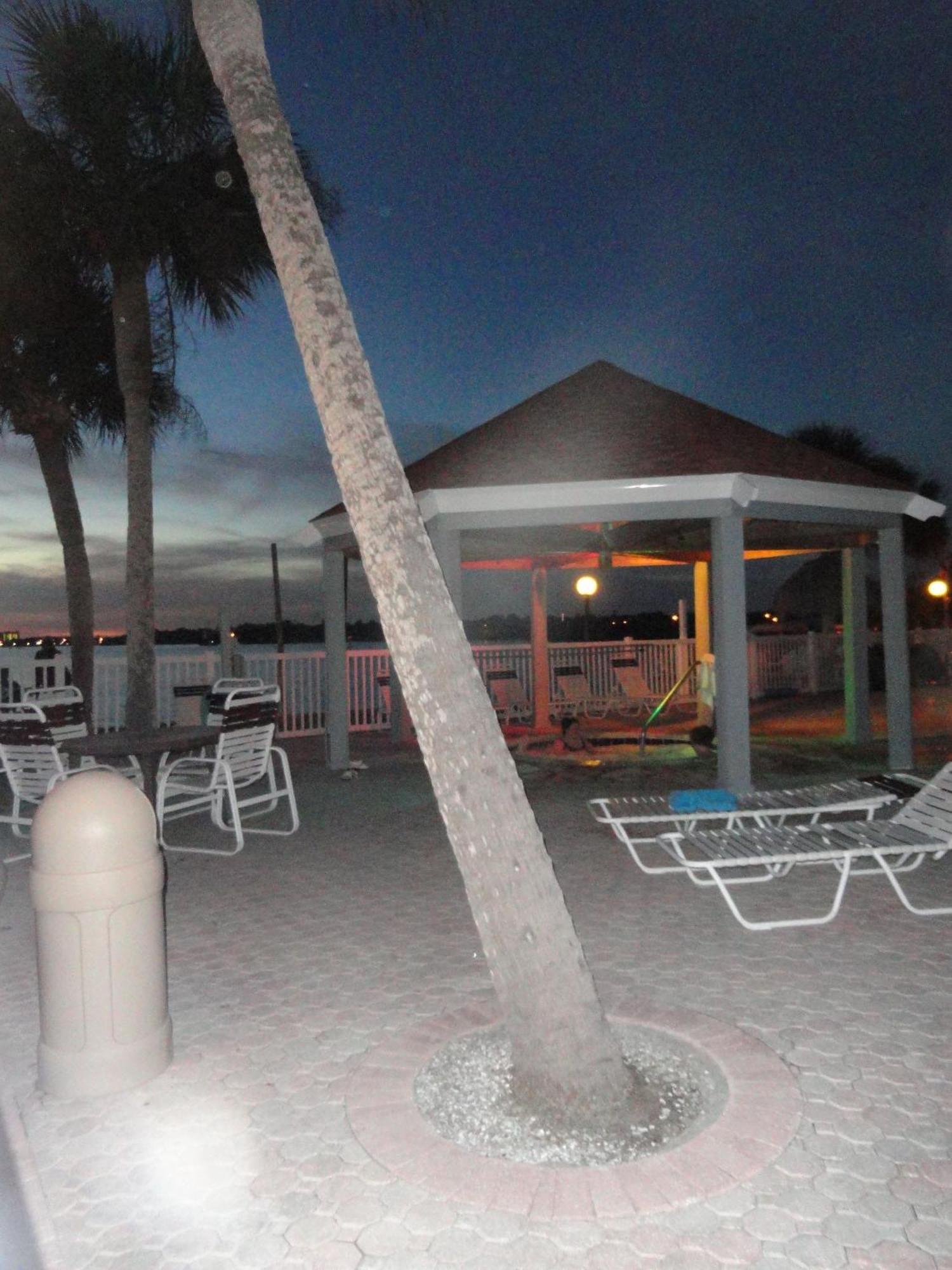 Affordable Two Bedroom Tropical Condo - Private Beach, Pools, Hot Tub St. Petersburg Eksteriør bilde