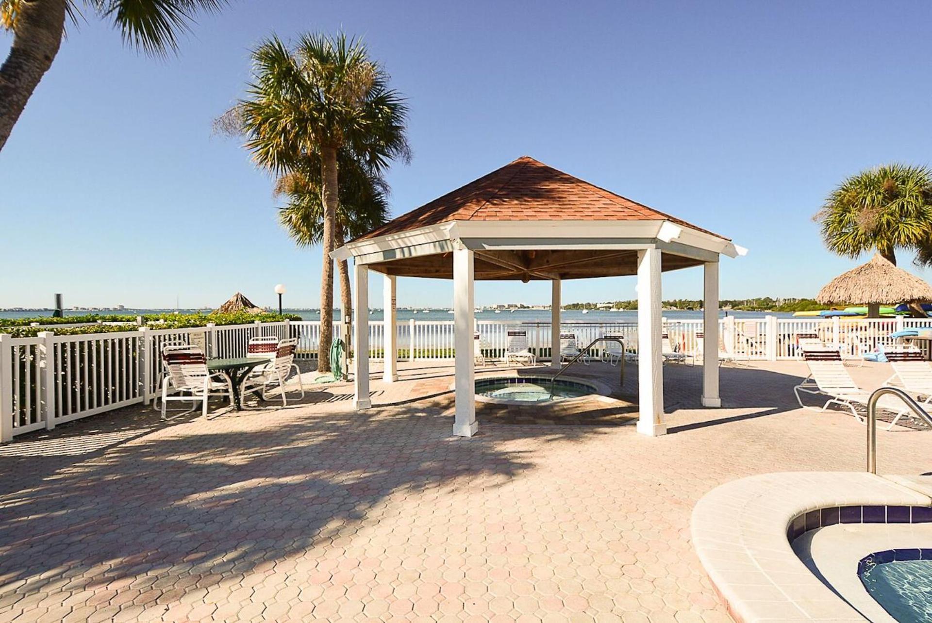 Affordable Two Bedroom Tropical Condo - Private Beach, Pools, Hot Tub St. Petersburg Eksteriør bilde
