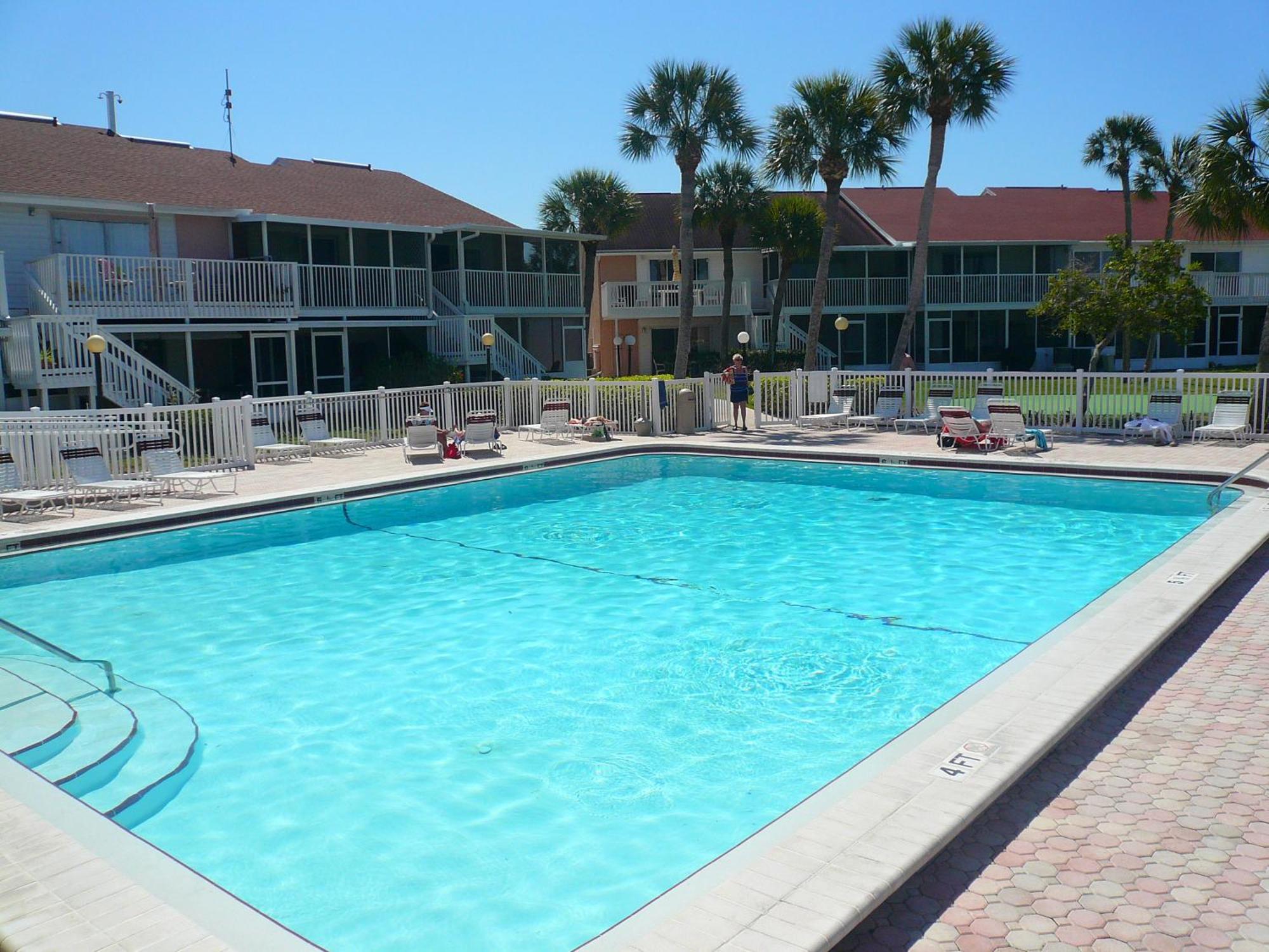 Affordable Two Bedroom Tropical Condo - Private Beach, Pools, Hot Tub St. Petersburg Eksteriør bilde