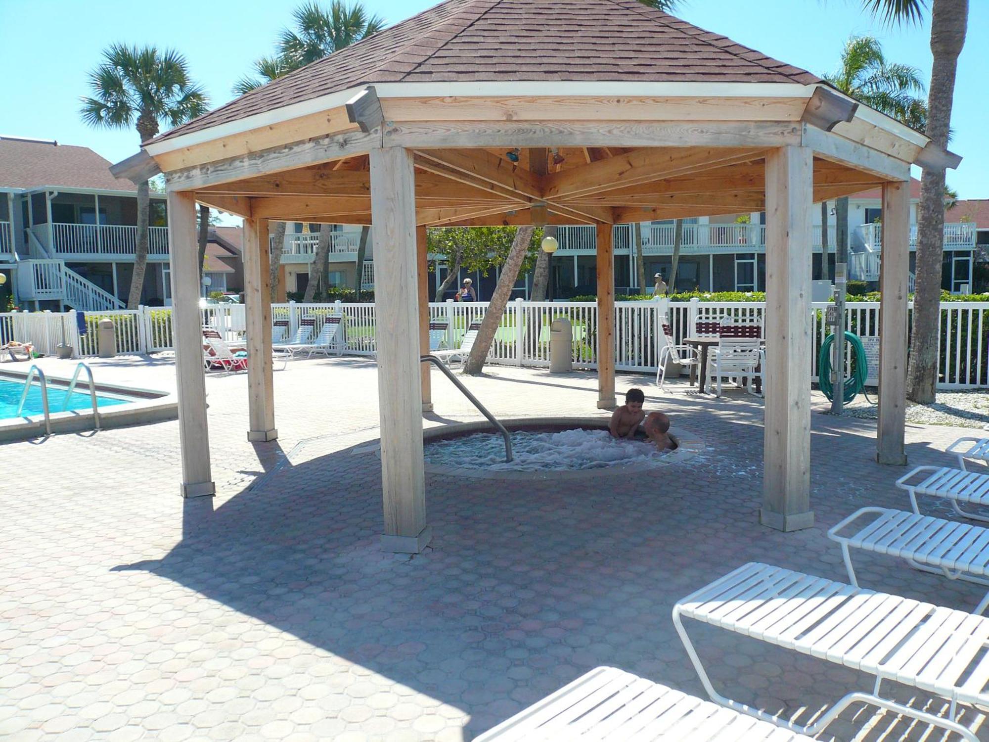 Affordable Two Bedroom Tropical Condo - Private Beach, Pools, Hot Tub St. Petersburg Eksteriør bilde
