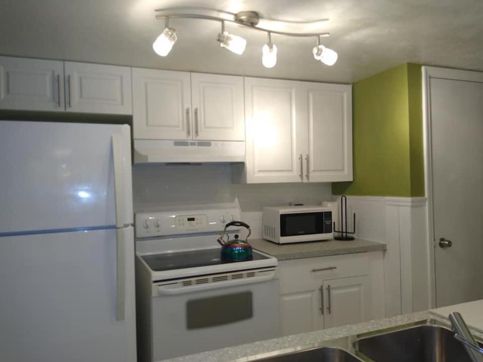 Affordable Two Bedroom Tropical Condo - Private Beach, Pools, Hot Tub St. Petersburg Eksteriør bilde