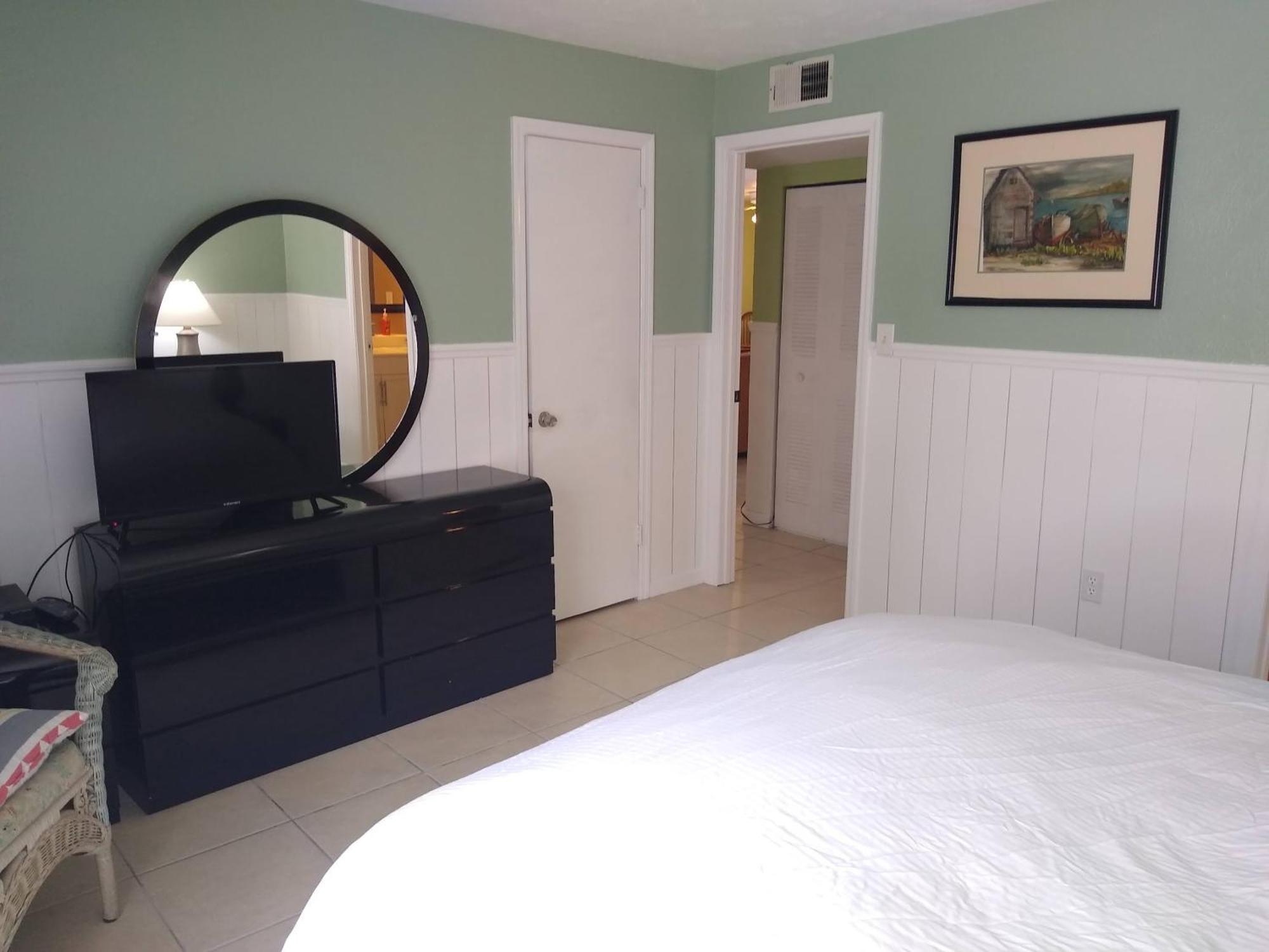 Affordable Two Bedroom Tropical Condo - Private Beach, Pools, Hot Tub St. Petersburg Eksteriør bilde
